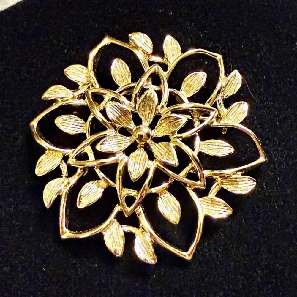Sarah Coventry Signed Gold Tone Floral Openwork Brooch Pin